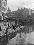 816672 Afbeelding van een orkestje op de werf aan de Oudegracht te Utrecht, ter hoogte van het pand Oudegracht 136. Op ...